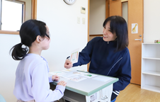 道具等を使いながら、生活に必要となるコミュニケーションや日常の生活動作の練習を行います。