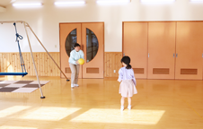 個別療育の後は、広くて明るいプレイルームで、スタッフ同行のもと小集団の中で自由に楽しく遊びます。