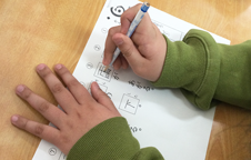 登園後、学校から出た宿題をしたり、それぞれの課題に応じた取り組みを行います。