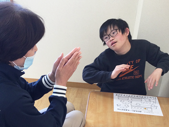 宿題をしたり、集団療育を行います