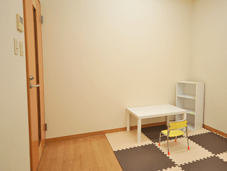 マジックミラー越しに見た個別療育のお部屋の様子
