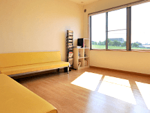 日の当たる廊下